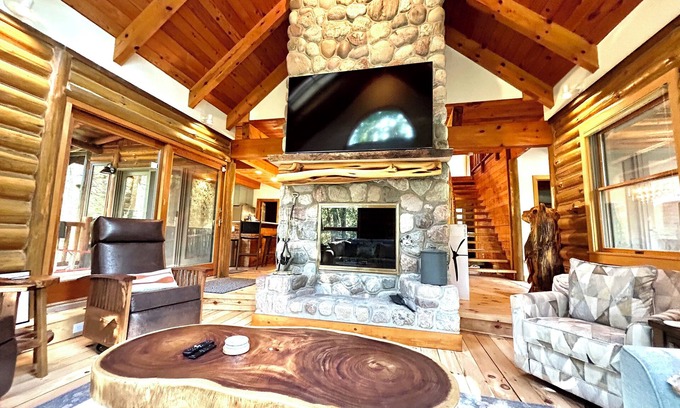 Mayfield Cabina | Custom River Front Property on 10 Acres, Sleeps 19