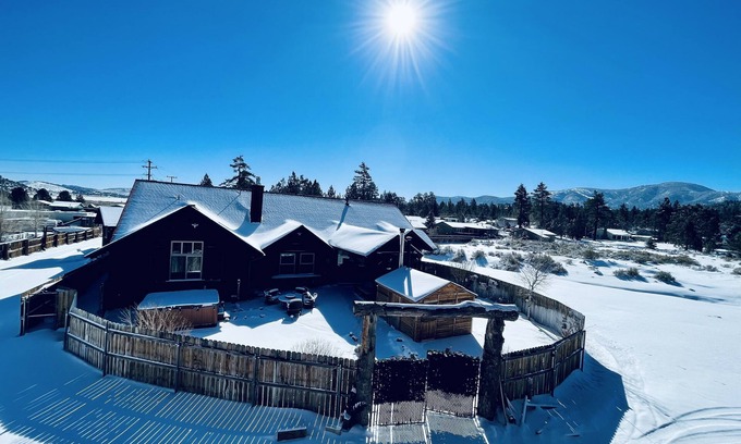 Big Bear City Casa | ❤️Custom Rustic Ranch in🐻Hot Tub🧖‍♀️Cold Tank🥶BBQ🍔Theatre📽Pool🎱Library📚Games🎯🏀♠️🎤Gym💪