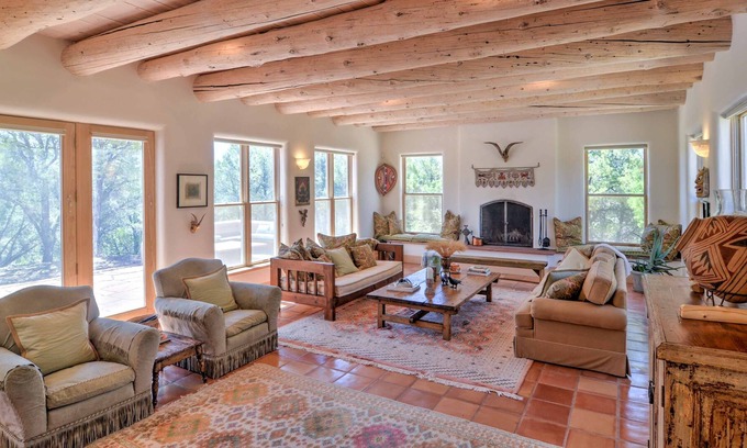 Valdez Casa | Casa Taos personalizada en 11 acres con fogatas al aire libre!