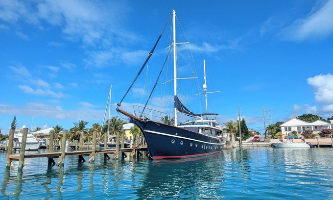 Spanish Wells Alquiler De Eote | Custom Yacht -Includes, Breakfast, Chef, WIFI, A/C, docked in private marina.