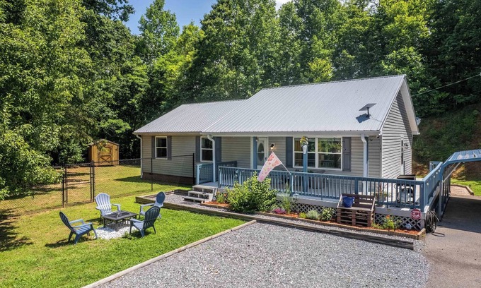 Cherokee Cabina | Minutes from Downtown Cherokee & Harrah's Casino - Firepit - Pet Friendly
