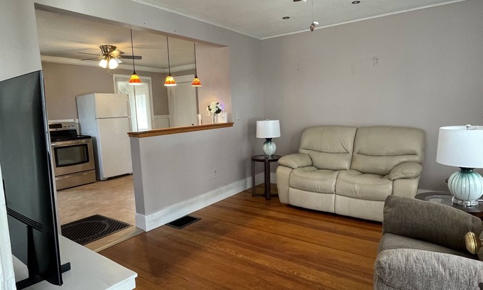 Bedford Casa | Cute 2 Bedroom home with pool/spa, off street parking and fenced yard.