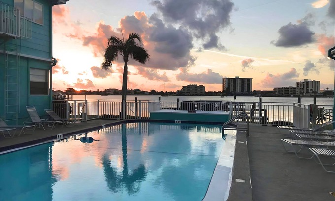 Clearwater Beach Condominio | Cute 1940 Boutique Studio Condo by RedAwning