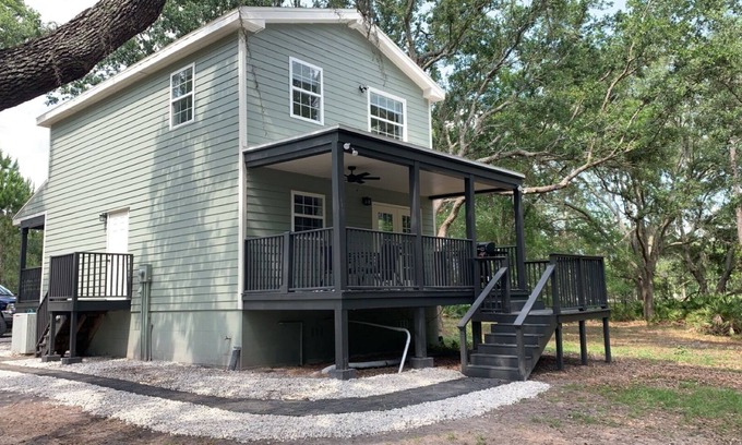 Wesley Chapel Casa | Cute 2/2 Farmhouse in park like setting on 10 Acres! Private & centrally located