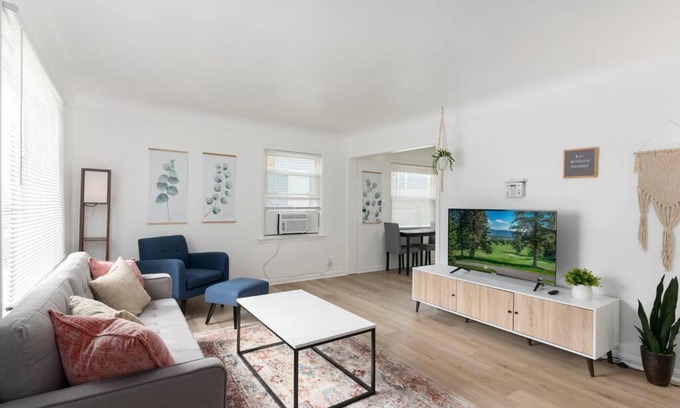 Royal Oak Casa | Cute 2 bed 1 bath Home in Royal Oak