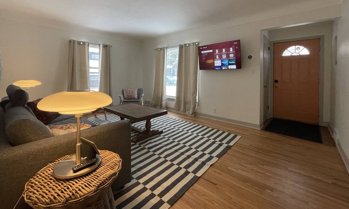 Merriam Park West Casa | Cute 2 bedroom/1 bath vacation getaway w/ laundry