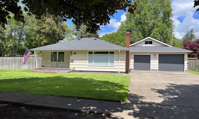 Harlow Casa | Cute 2 bedroom home walkable to Oakway & Autzen Stadium