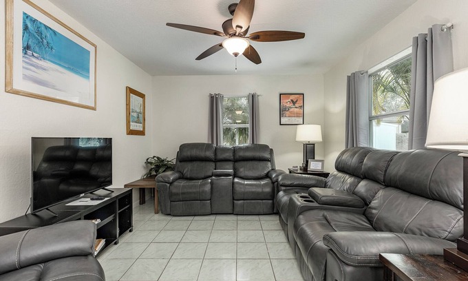 Tarpon Springs Apartamento | Cute 2BR/1BA Gem near Beaches, Bikes, Bars, Bayous