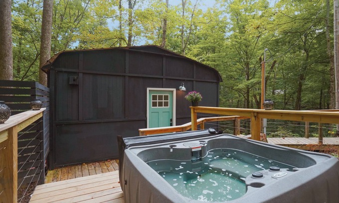 South Bloomingville Cabina | Cute and Cozy! Relax in Hot Tub! Caves Close