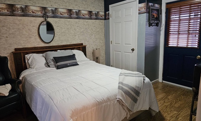 Eminence Otro | Cute and comfy bedroom with 1 queen bed/private bath