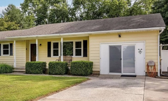 Berlin Casa | Cute and cozy beach style house in Berlin MD- 5 min from Assateage Beach!