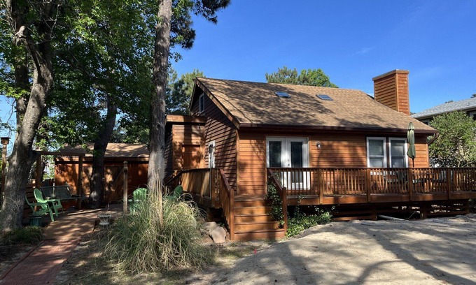 Nags Head Cabaña | Cute and Cozy-Central Nags Head🐶 Dog Friendly🌊Walk to Beach and Sound⛱
