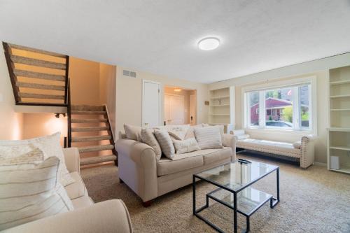 Crafton Casa | CUTE AND COZY DECK SUITE
