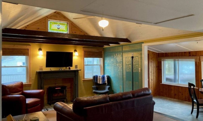 Goshen Cabaña | Cute and cozy lake cottage, next to DAR State Forest