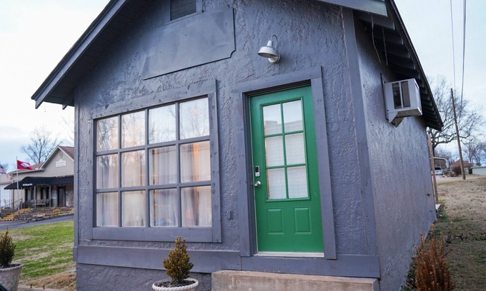 Cotter Casa | Cute and Cozy, pet friendly home in downtown Cotter!