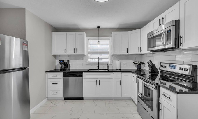 Blue Springs Casa | Cute and stylish, 3-bedroom house with WiFi, AC in wonderful Blue Springs