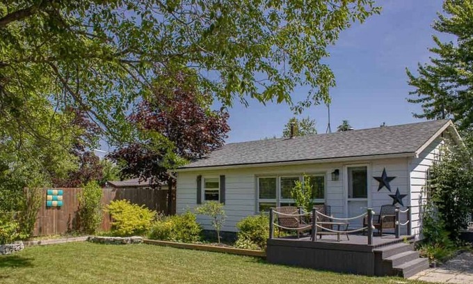Hamilton Cabaña | Cute as a Button - Affordable & Cozy 2BR cottage. Close to Beach!