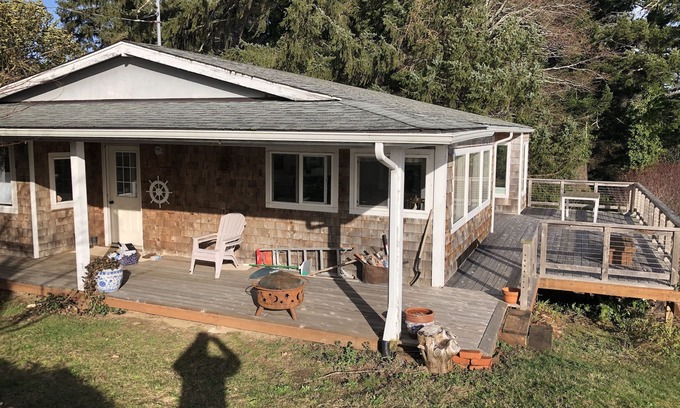 Waldport Casa | Cute Bayfront cottage w/ stairs to water. Breathtaking views & wildlife viewing!