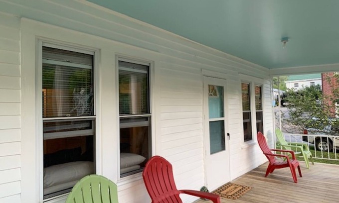 Meadow Bridge Casa | Cute Bungalow in NewRiver Gorge National Park(sleeps 6, pet friendly)