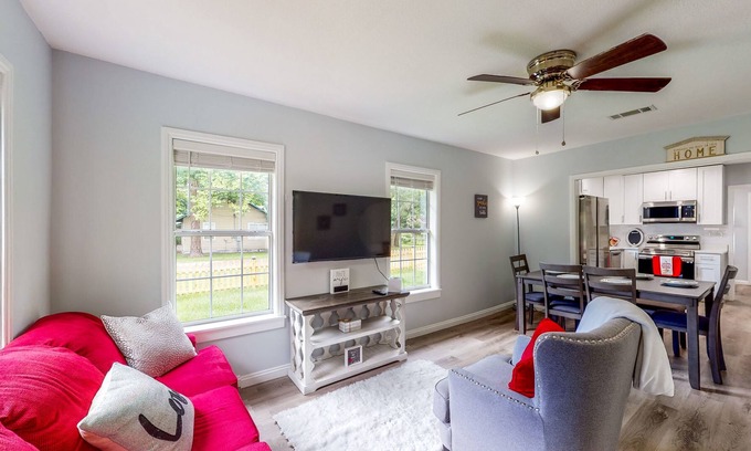 High Springs Casa | Cute Bungalow on Large Corner Lot with Fenced Dog-Friendly Yard, Near Springs