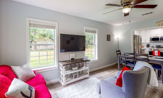 High Springs Casa | Cute Bungalow on Large Corner Lot with Fenced Dog-Friendly Yard, Near Springs