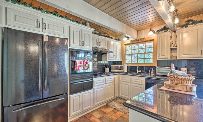 Cedar Glen Cabaña | Cute Cabin + Deck < 2 Mi to Lake Arrowhead Village