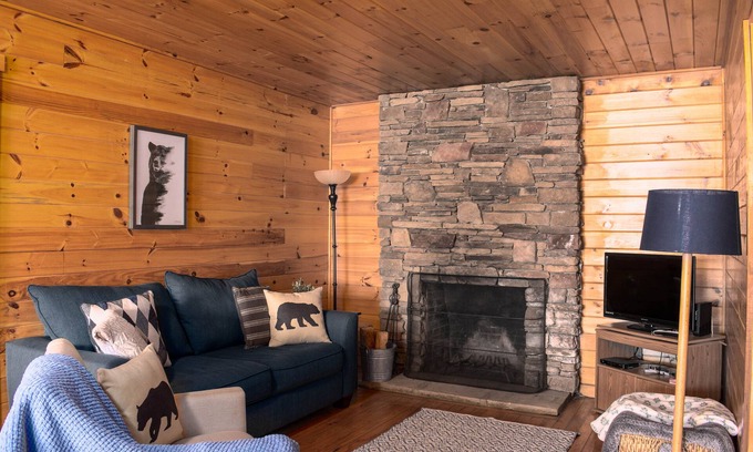 Bryson City Cabina | Cute cabin in quiet resort! Fireplace, gym, game room, 10 minutes to Bryson City