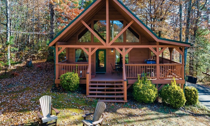 Caton Cabina | Cute Cabin w/ hot tub, fire pit, pool table - close to PF/Gatlinburg!