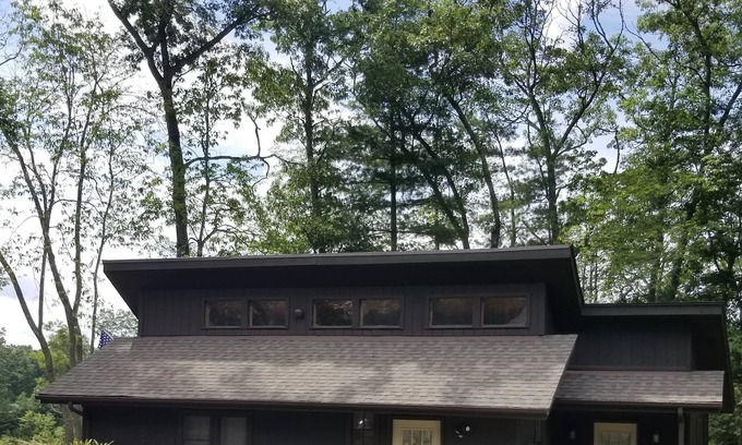 Spruce Pine Cabina | Cabaña de montaña con espacio para relajarse