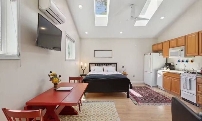 Whittier Apartamento | Cute Carriage House with bikes provided