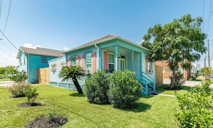 San Jacinto Casa | Cute Casa Azul-2 Blocks to Beach, Private Yard!