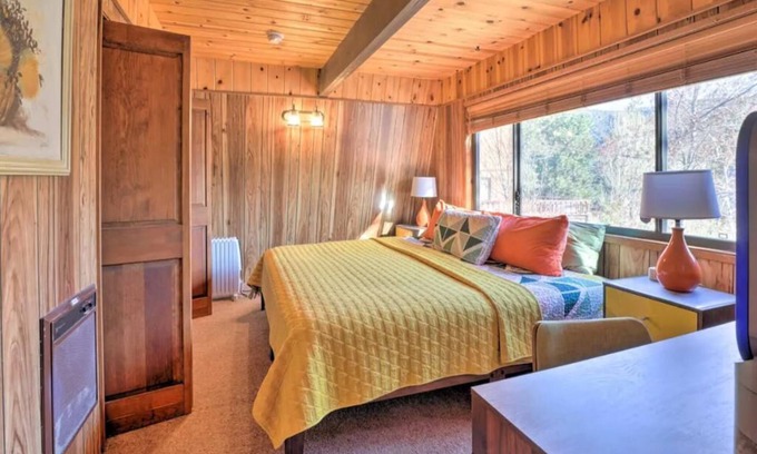 Pine Mountain Club Cabina | Cute colorful alpine cabin with Hot Tub!
