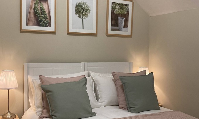 Little Haywood Cabaña | Cute comfortable and characterful country cottage in the heart of England.