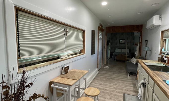 Hot Springs Cabaña | Cute Container Cottage with all amenities of home