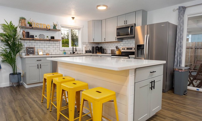 Lakewood Casa | Cute Convenient Lakewood Retreat