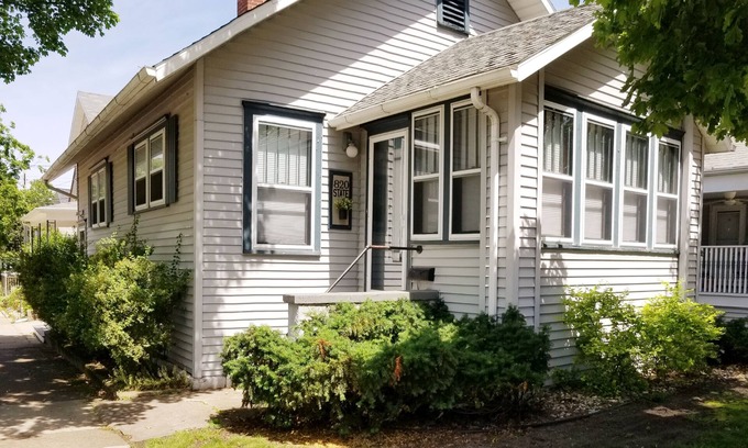 Saint Joseph Casa | Cute Corner Cottage in Downtown St. Joseph