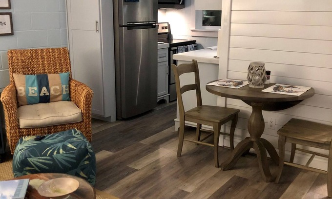 Fulton Cabaña | Cute Cottage across from Fulton Pier