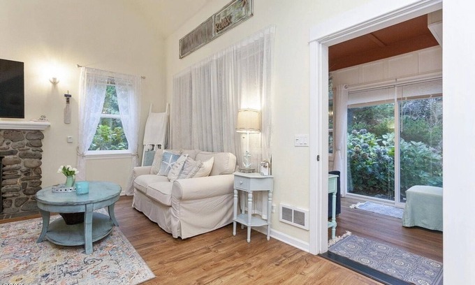 Yachats Cabaña | Cute Cottage at the Coast 3 minute walk to the beach.