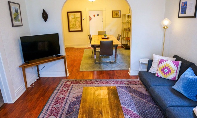 East Central Casa | Cute cottage centrally located with full amenities!