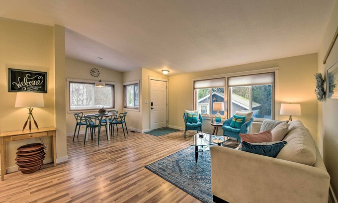 Poulsbo Cabaña | ¡NUEVO! Cute Cottage w / Deck, Walk to Brewery & Cafe!