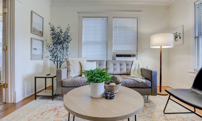 Memphis Cabaña | Cute Cottage, Walk to Overton Park & Memphis Zoo