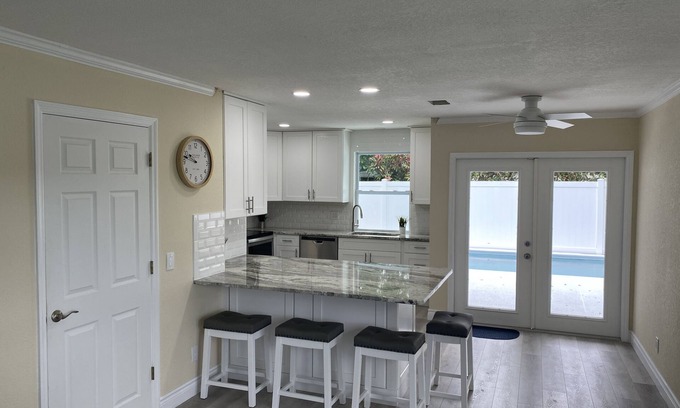 Vero Beach Cabaña | Cute Cottage with pool, 7 minutes 2.1 miles to Vero's Best Beach, Pet Freindly