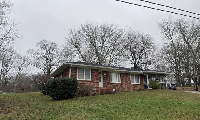 Lawrenceville Casa | Cute & Cozy Brick Ranch, 3 bed, ATL<30m. Big 1.3 acre yard in Gwinnett, L-ville
