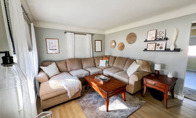 Royal Oak Casa | Cute & cozy family-friendly Royal Oak ranch close to downtown and highways!