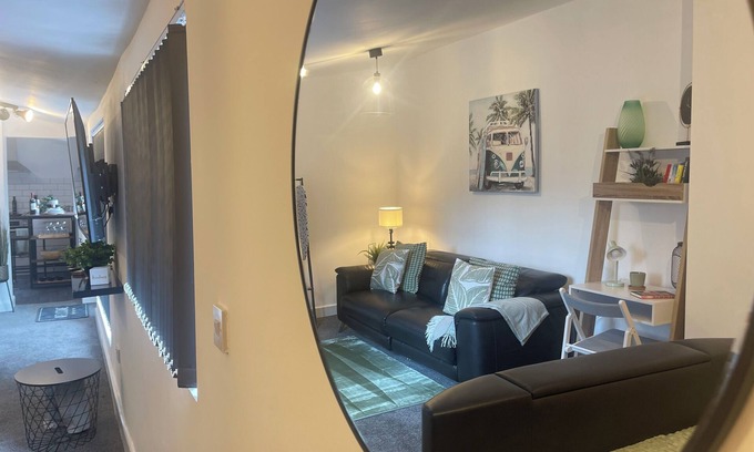 Wolverhampton Apartamento | Cute+cozy Guesthouse for 2 +secure Offroad Parking