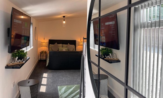 Wolverhampton Apartamento | Cute+Cozy Guesthouse for 2 +secure offroad parking