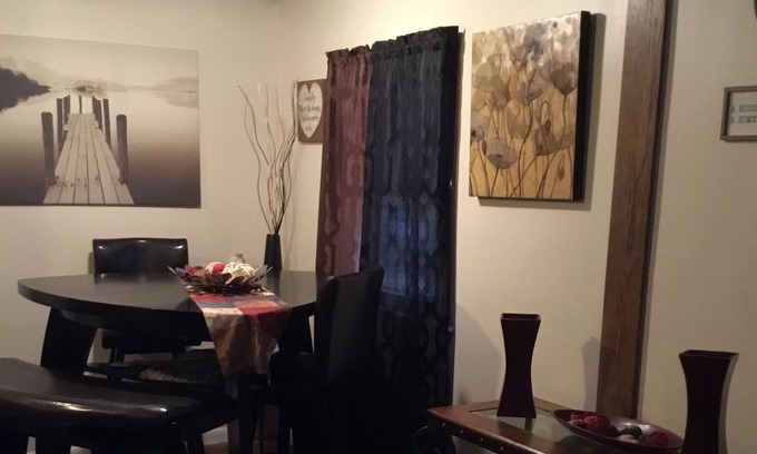 Ecorse Casa | Cute cozy home close to metro airport, freeways and downtown Detroit
