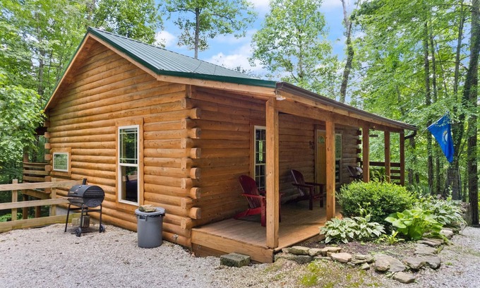 Rogers Cabina | Cabaña de madera bien decorada, con temática en rojo y negro "Muebles de gallo".
