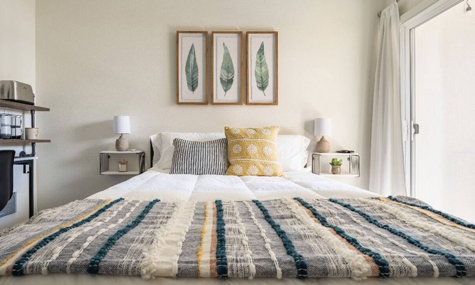 Columbia City Casa | Cute/Cozy Private Suite In South Seattle! Light Rail Convenient!