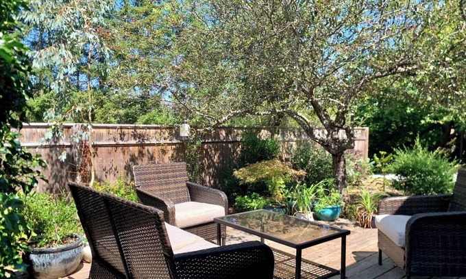 Ganges Casa | Cute & cozy Salt Spring Island cottage. 5 min walk to town & park trails.